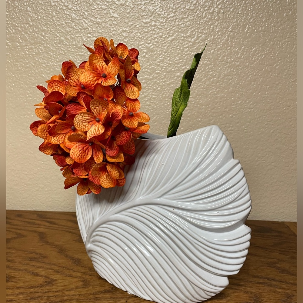Ribbed Embossed Ribbed White Leaf Vase